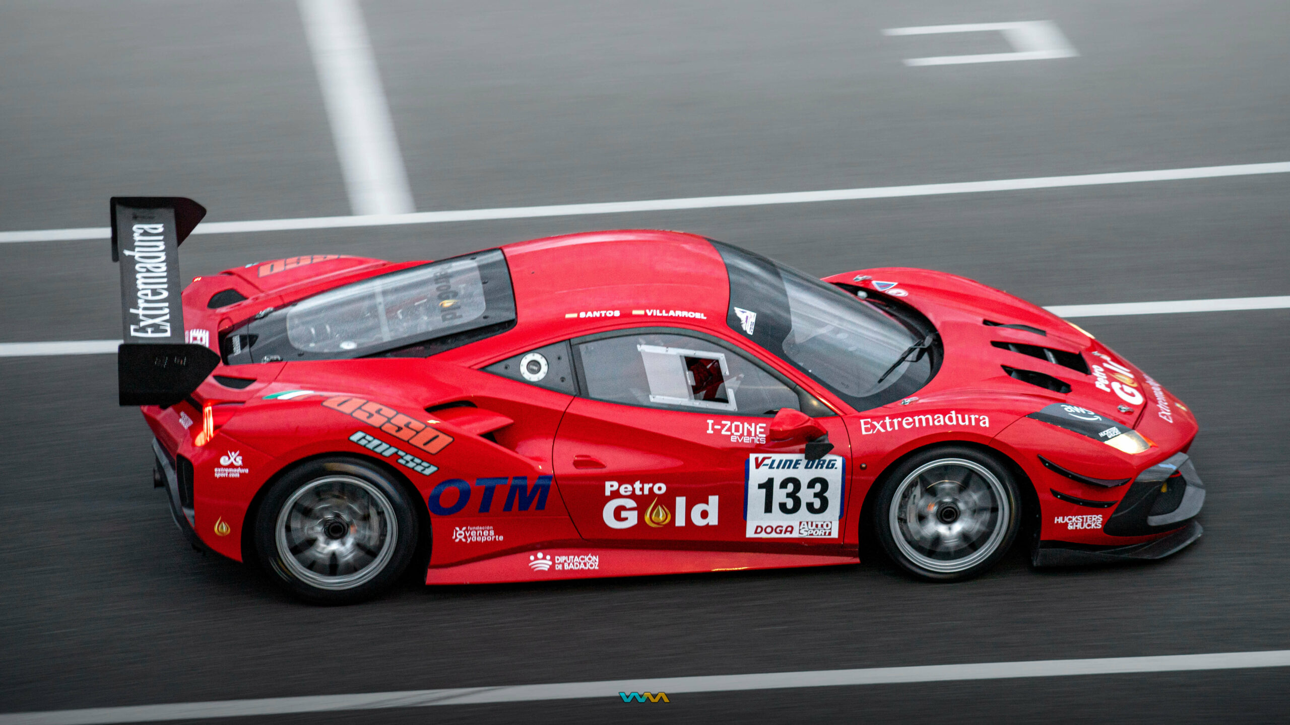 Panning de un Ferrari 488 Challenge en circuito capturada por warmedia en las tandas HispanoRacing