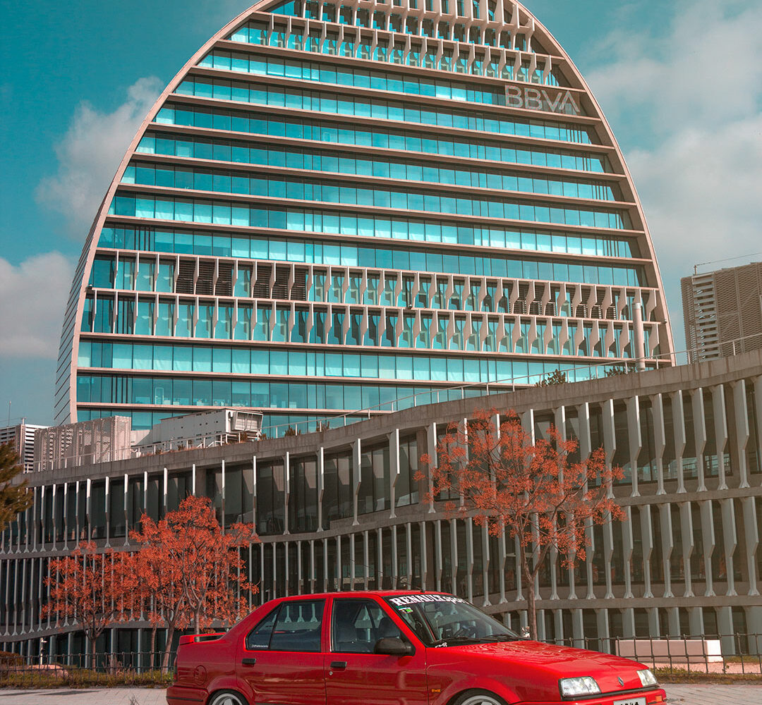 Renault 19 Chamade 16v posando en ciudad financiera, reportaje fotográfico en exteriores - fotografía de Warmedia.