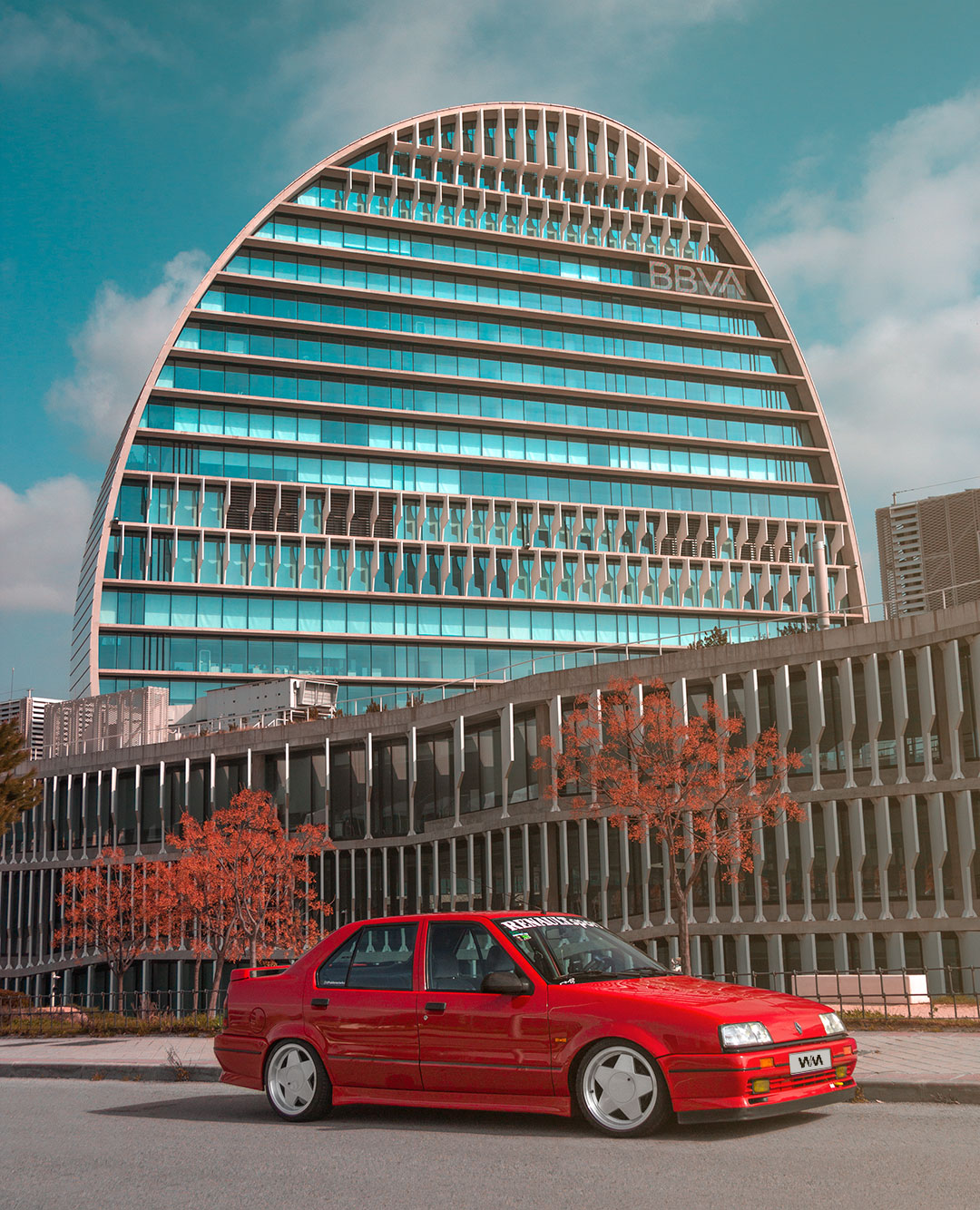 Renault 19 Chamade 16v posando en ciudad financiera, reportaje fotográfico en exteriores - fotografía de Warmedia.