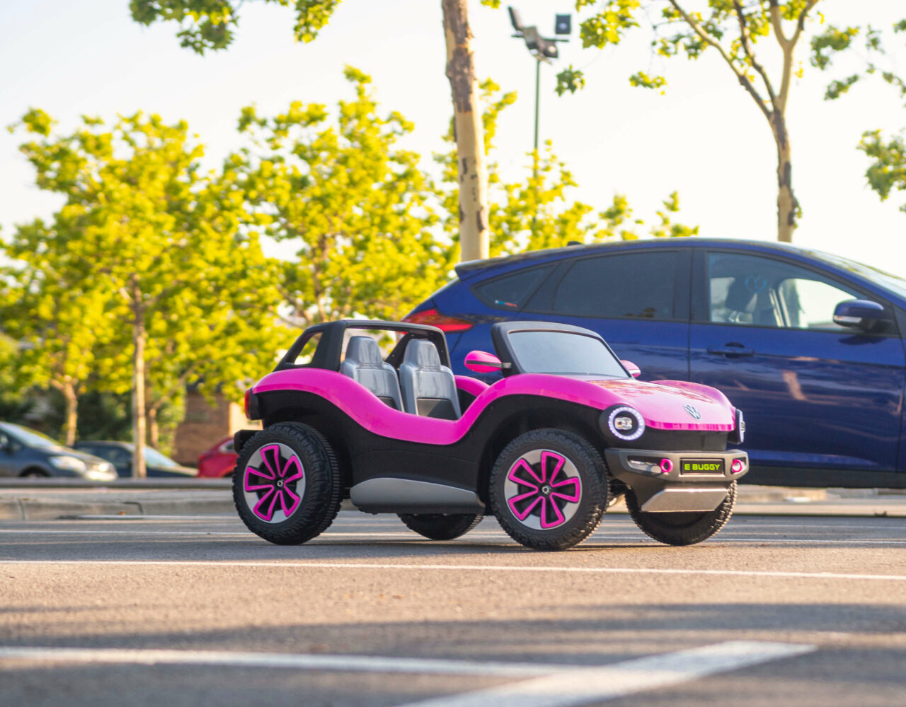 Los niños también vienen a divertirse con sus coches. Quedadas de carros spain. Warmedia Fotografía