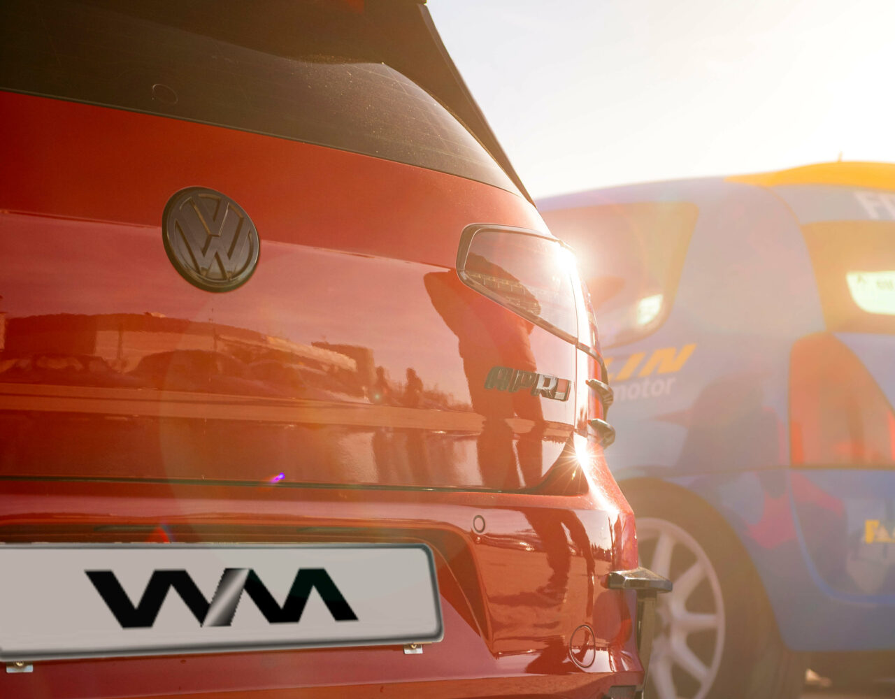 Volkswagen Golf MK7 Stance con destello de luz en el faro trasero creando un halo de color en la exposición de coches de Ultima Vuelta Trackdays en el circuito del Jarama - Fotografía de Warmedia