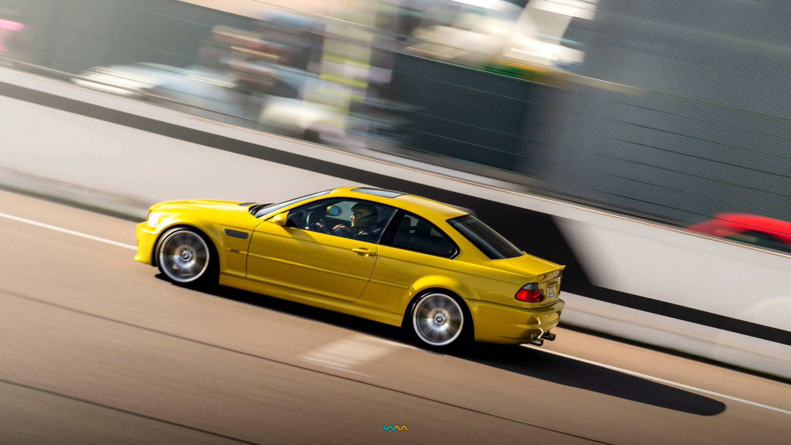 Panning de un BMW E46 en plena acción en Ultima Vuelta Trackdays en el Jarama - Fotografía de Warmedia