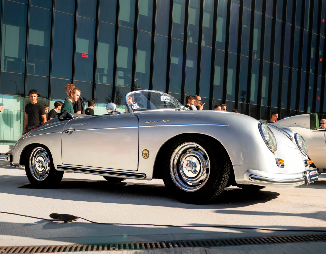 Roadstr en espacio Caleido Madrid -porsche 356 speedster año 1956 coche clásico alemán. Warmedia Fotografía