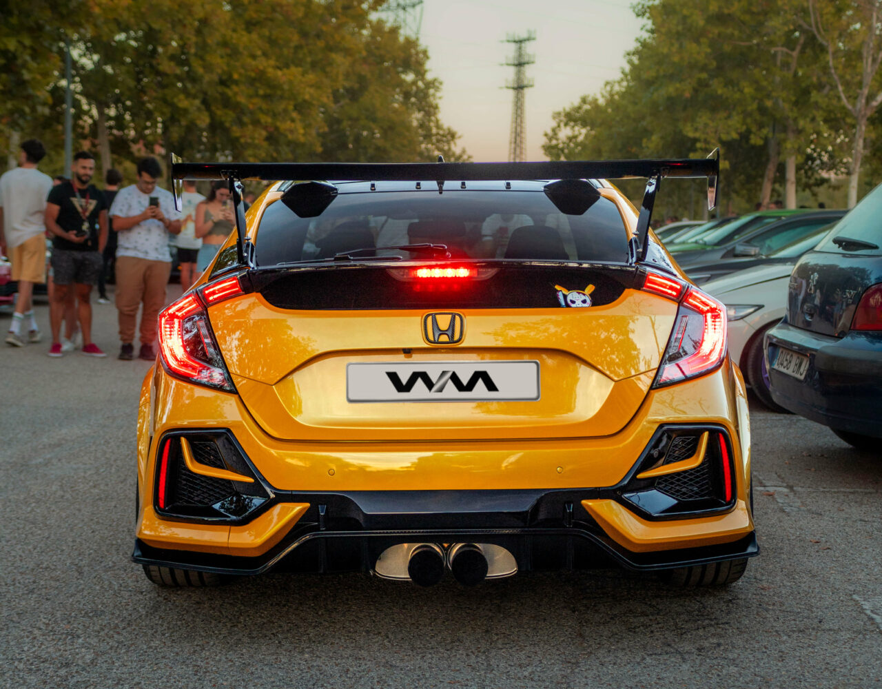 Honda Civic fk7 imagen de la parte trasera del coche con detalles amarillos y negros y dos salidas dos escape - Quedadas de coches Southwest speed Madrid - Warmedia Fotografía