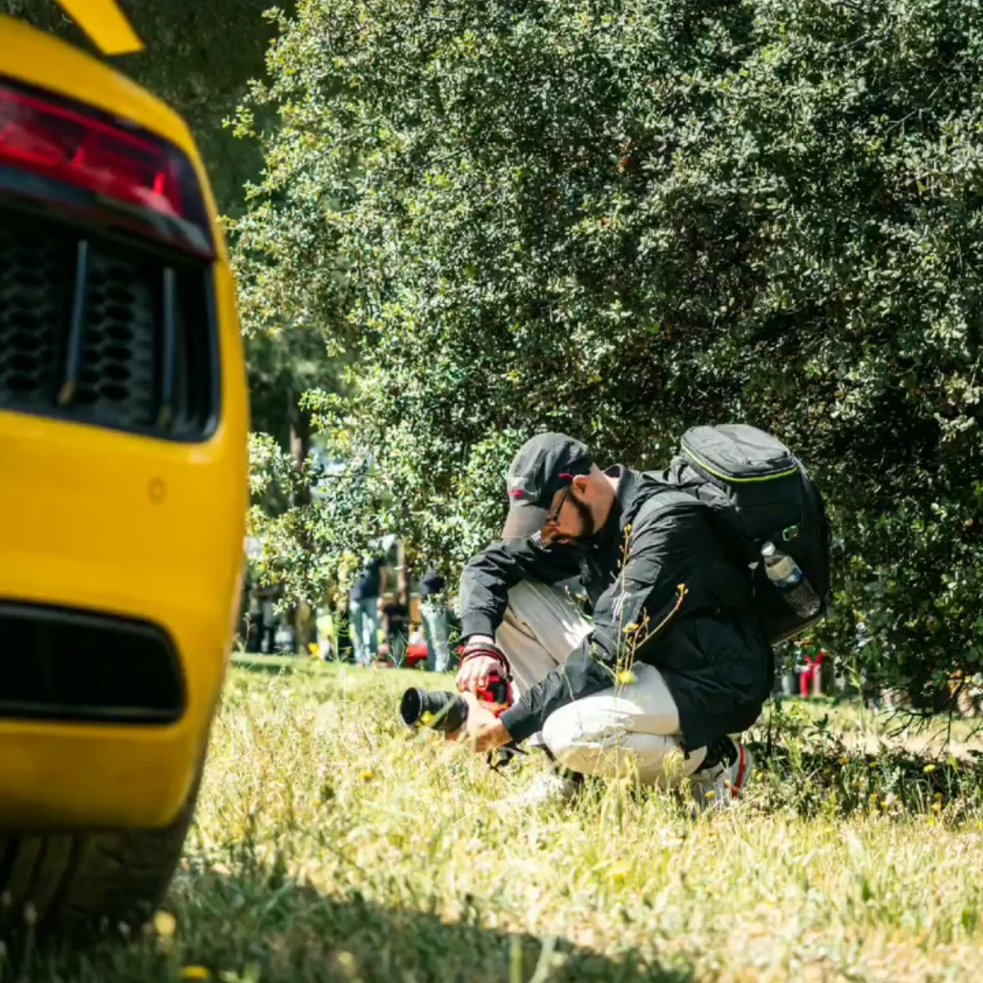 Fotógrafo profesional Carlos de Warmedia capturando fotos de coches en el evento Autopía 2 con su equipo Canon 6D Mark II y Sigma 24-70mm