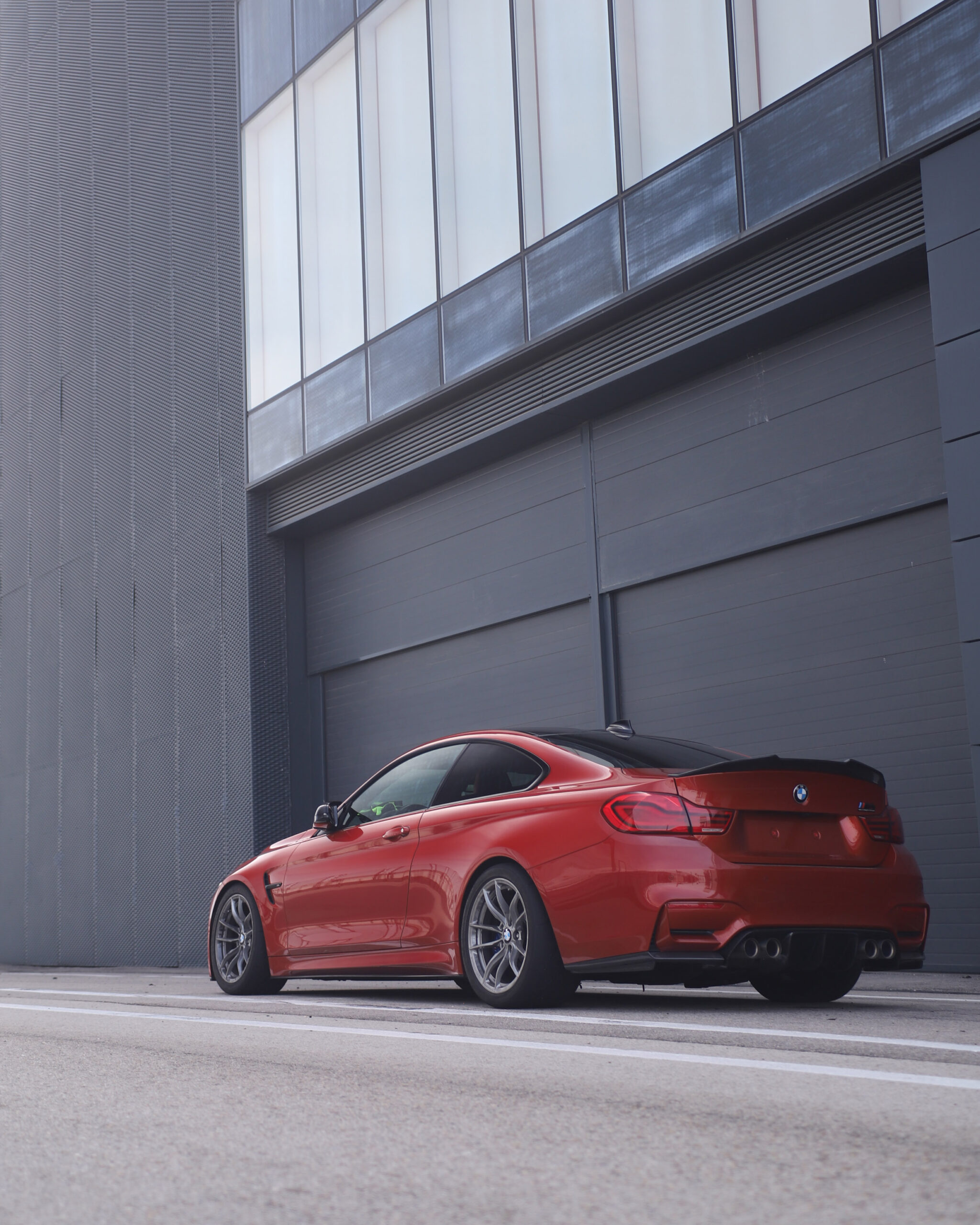 Fotografía de un BMW M4 competition rojo en el Circuito del Jarama