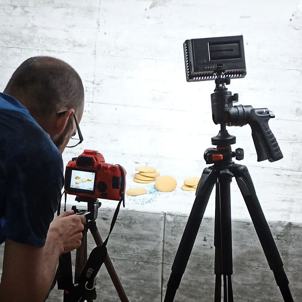 Fotógrafo profesional de Warmedia realizando una sesión de fotos de producto con una cámara Canon en Madrid.