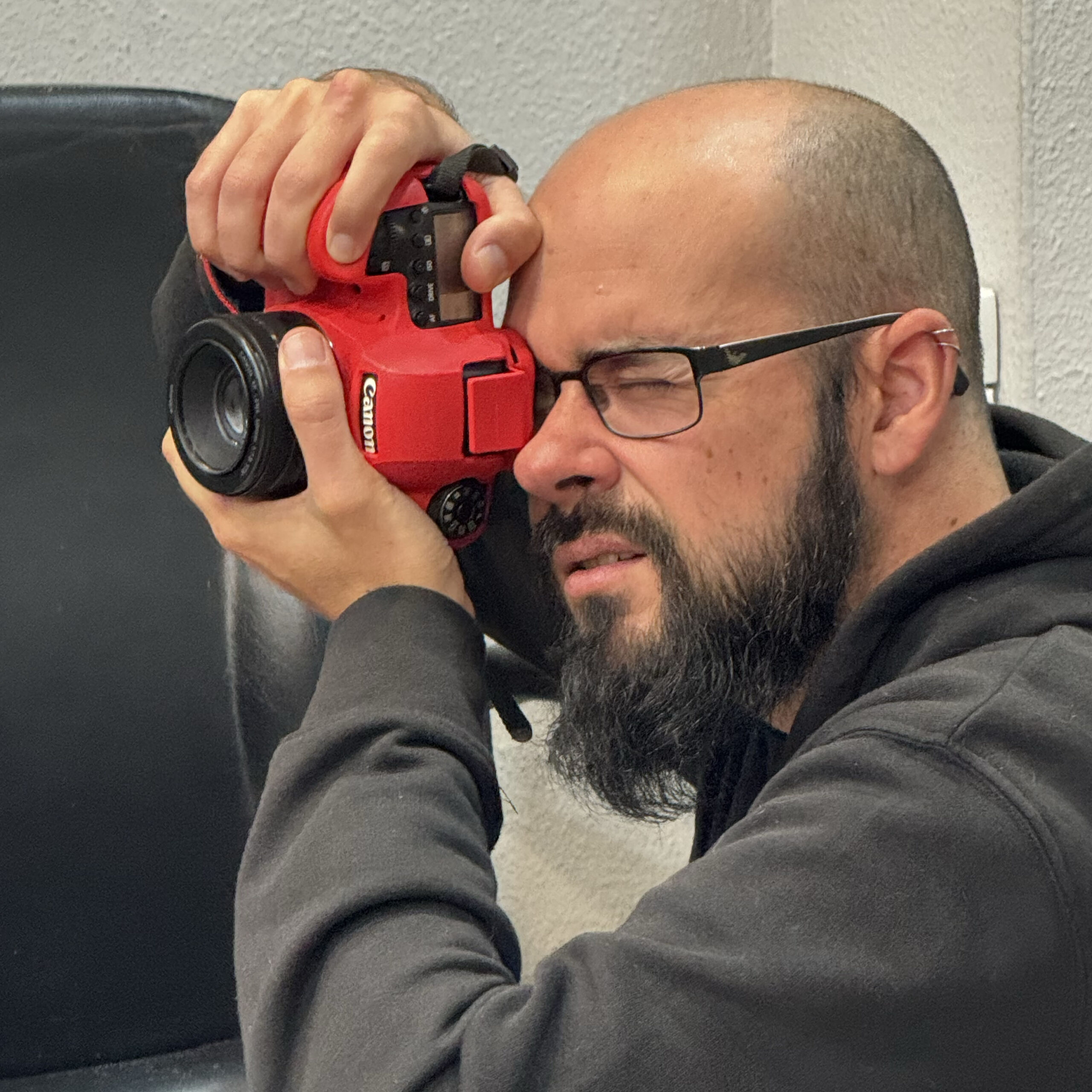 Fotógrafo profesional de Warmedia realizando una sesión de fotos de la peluquería de caballeros Manuel en Majadahonda