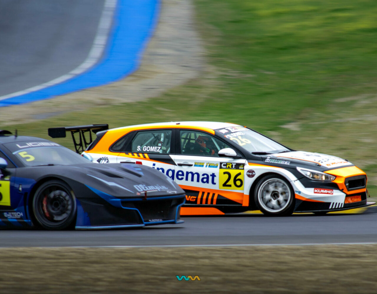 Hyundai i30N TCR adelantando por el interior de la curva Bugati a Ligier Tandas en el Jarama - Warmedia Fotografía