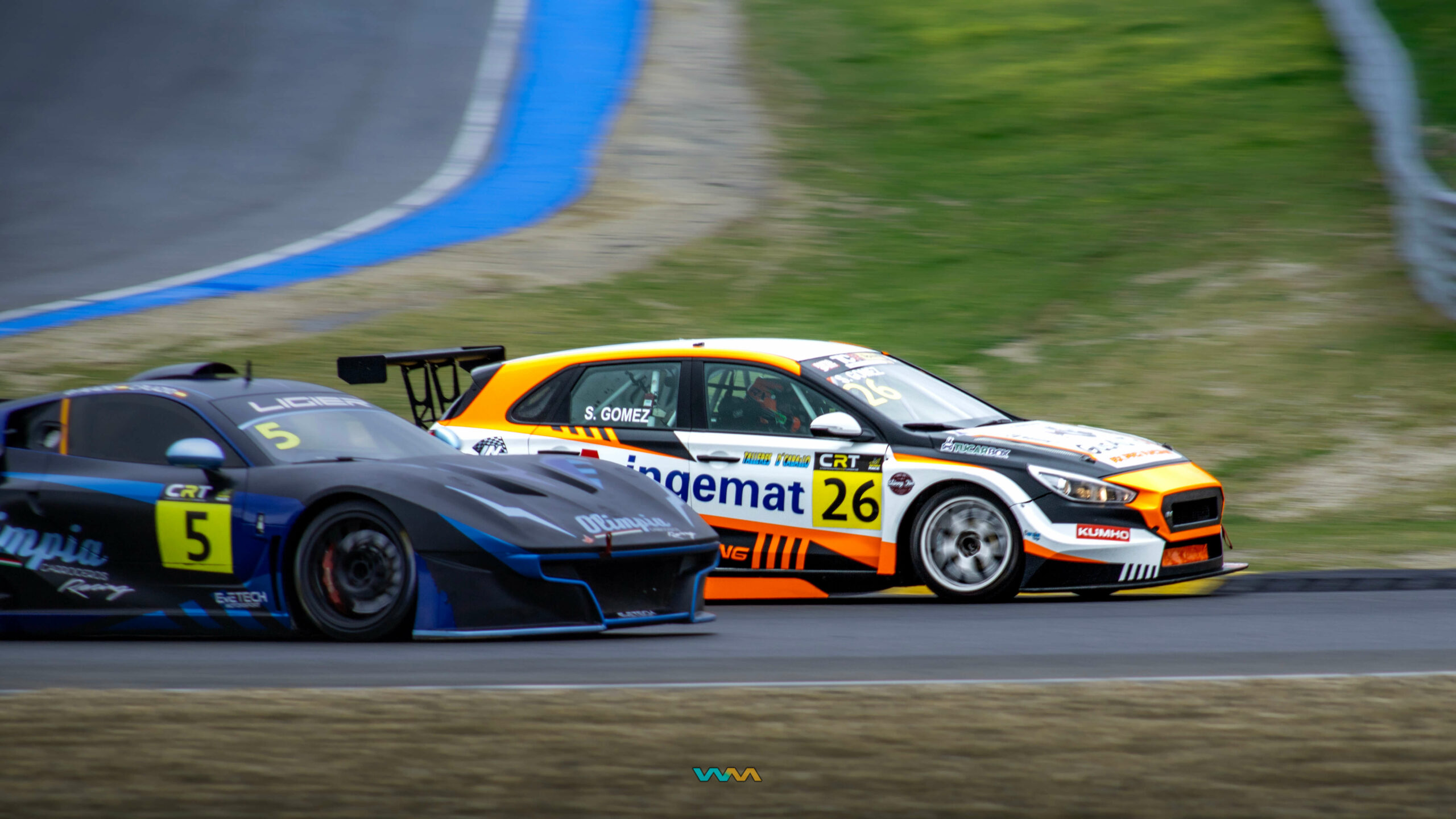 Hyundai i30N TCR adelantando por el interior de la curva Bugati a Ligier Tandas en el Jarama - Warmedia Fotografía