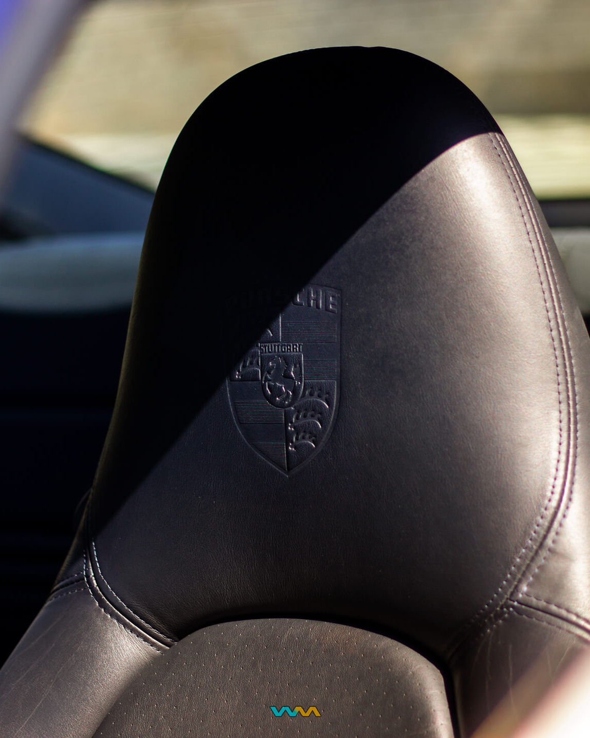 Detalle del grabado en relieve del logo Porsche 911 carrera en reposacabezas asiento del conductor
