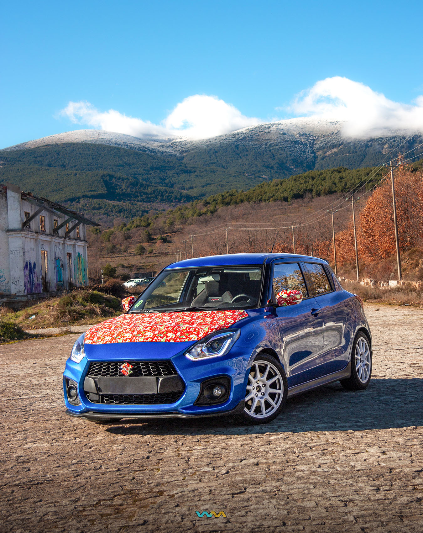 Fotografía de un Suzuki Swift Sport en la antigua estación de Gascones-Buitrago