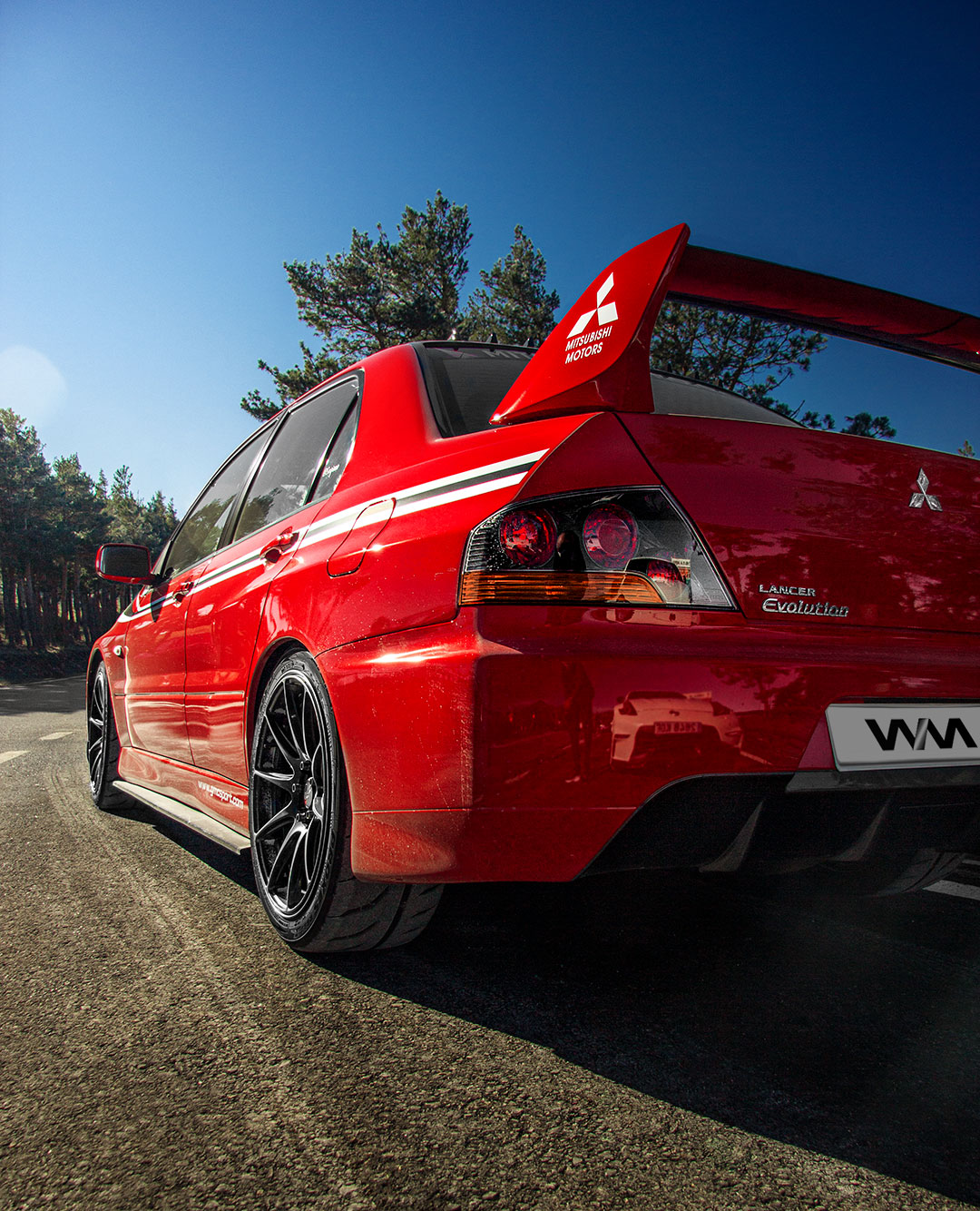 Detalle lateral y trasero del Mitsubishi Lancer Evo durante la ruta en coche desde Madrid
