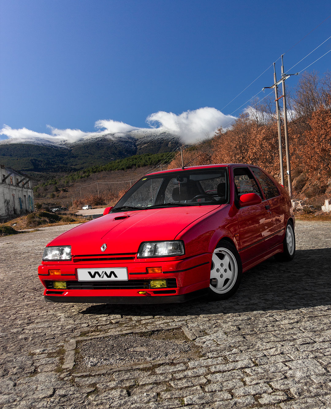 Renault 19 coupé de color rojo en la vieja estación de Gascones-Buitrago