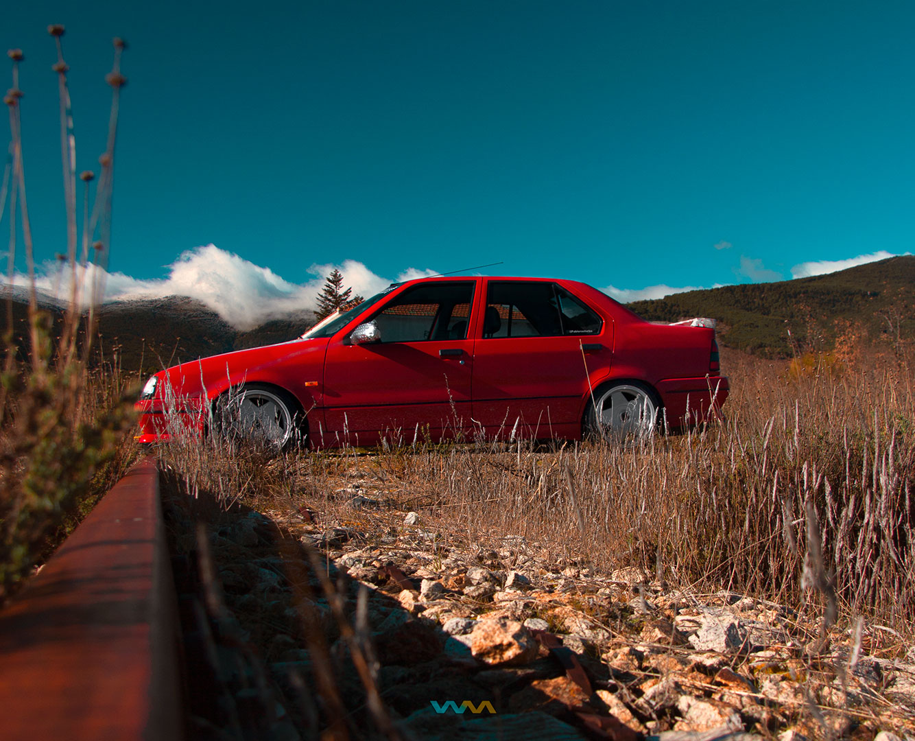 Fotografía estilo Western de un Renault 19 sport de color rojo con adornos navideños durante la ruta en coche desde Madrid. Fotografía realizada por Warmedia Fotografía