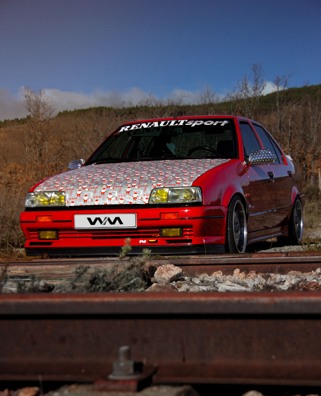 Renault 19 sport con adornos navideños en las viejas vías del tren