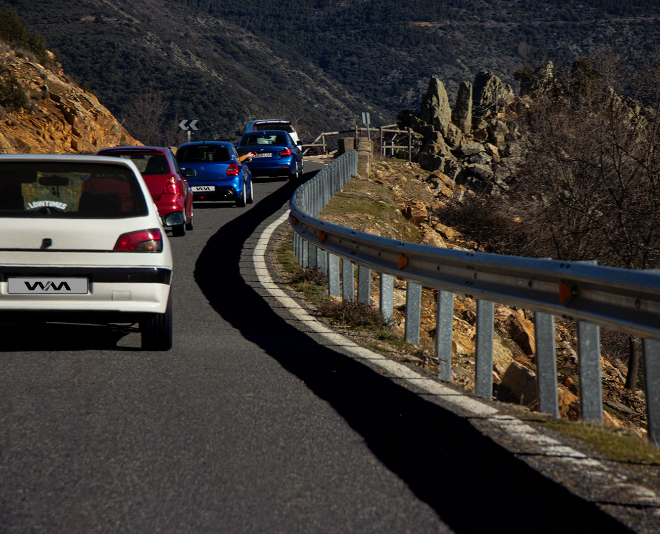 Peugeot 306 xsi, suzuki swift, suzuki swift sport, bmw 228i y ford focus de camino al Puerto de la puebla durante la ruta en coche desde Madrid