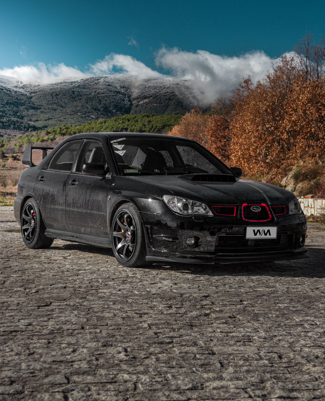 Subaru Impreza de color negro en la vieja estacion de Gascones-Buitrago