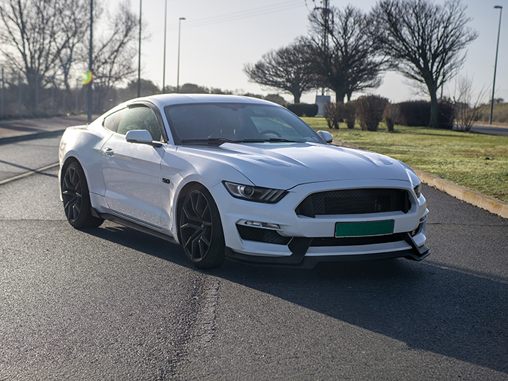 Mustang GT 50 aniversario – vista delantera 3/4