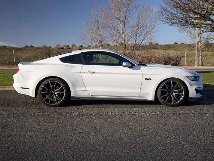 Mustang GT 5.0 V8 50 aniversario – perfil lateral
