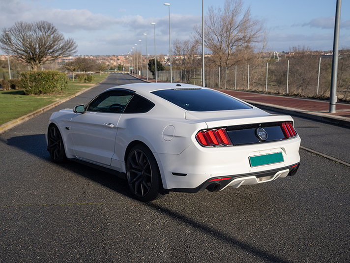Fotografía de Mustang Gt 50 aniversario en reportaje para venta