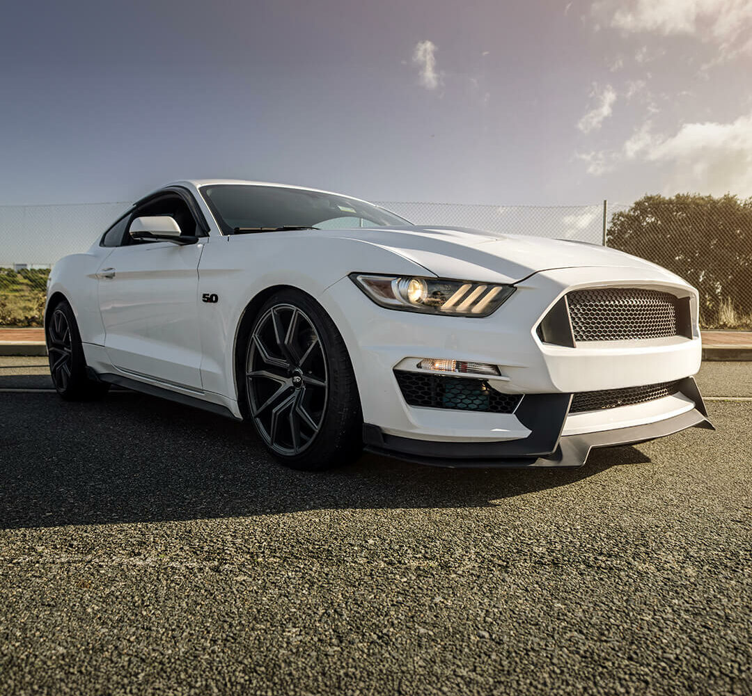 Ford Mustang GT 5.0 V8 50 Aniversario blanco fotografiado en Madrid con parrilla estilo Shelby GT350 y pack Performance.