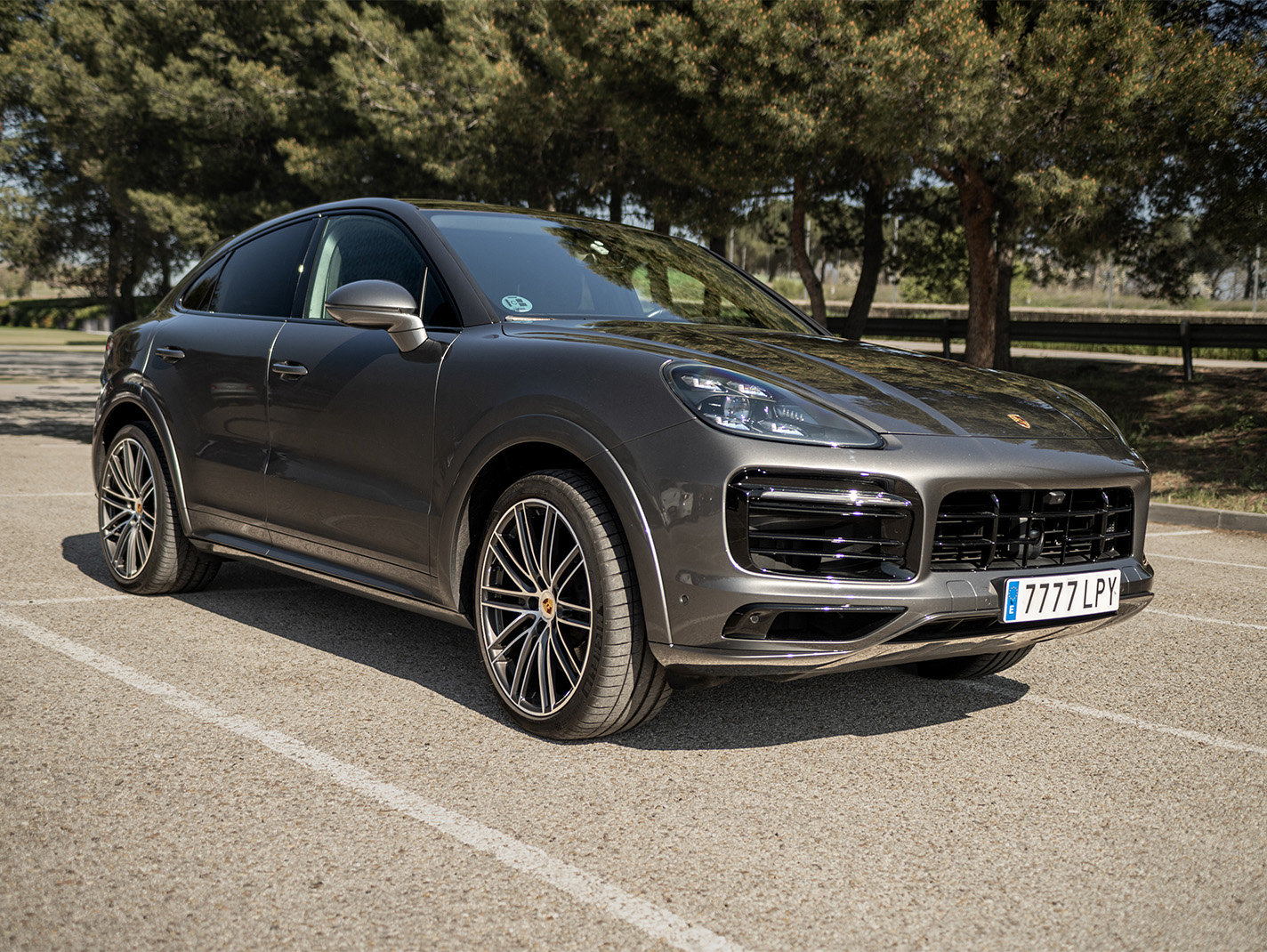 porsche cayenne coupe gris antracita vista 3/4 delantera en madrid