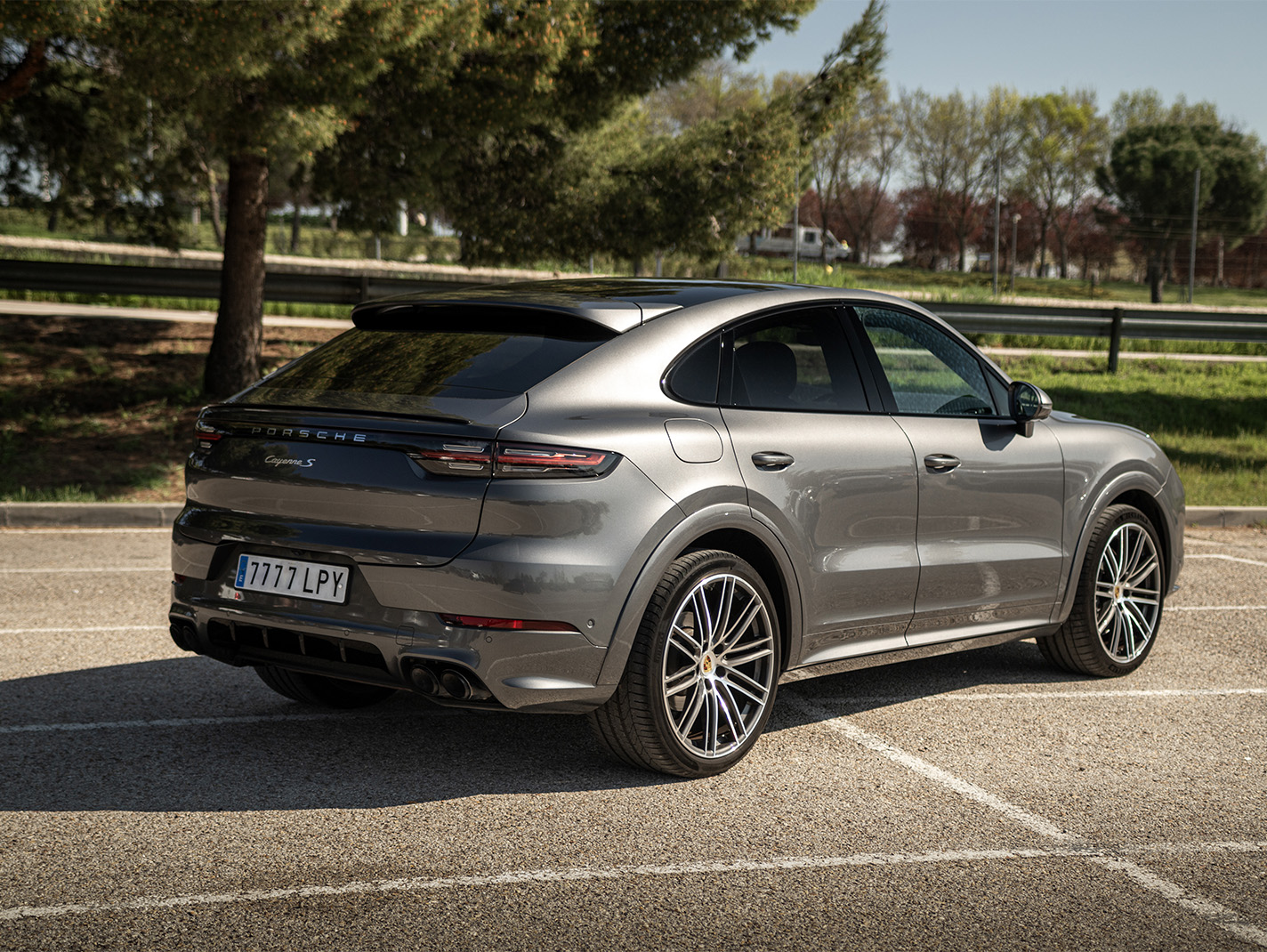 porsche cayenne coupe gris antracita vista 3/4 trasera en madrid