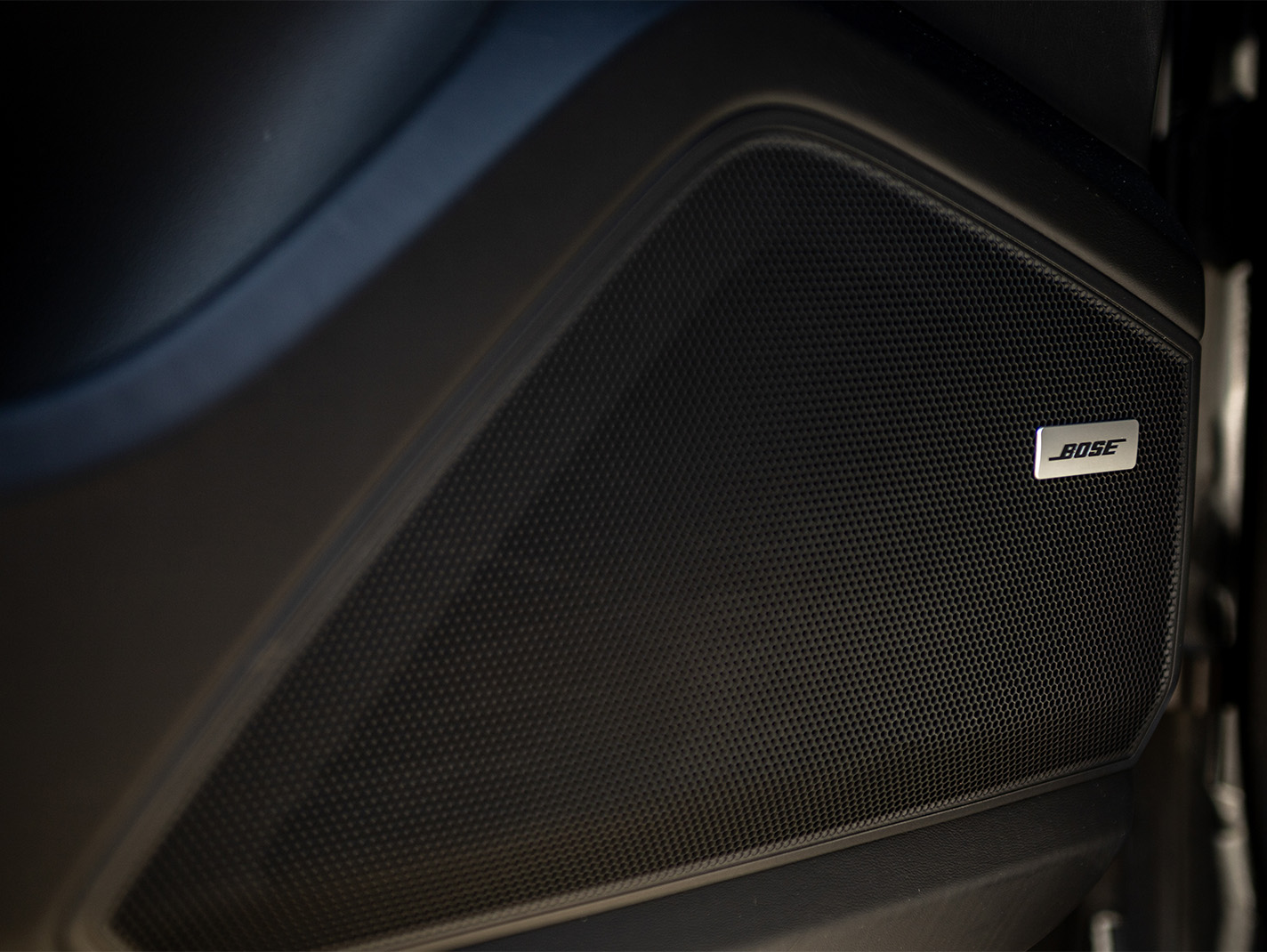 detalle altavoz bose en interior de porsche cayenne coupe
