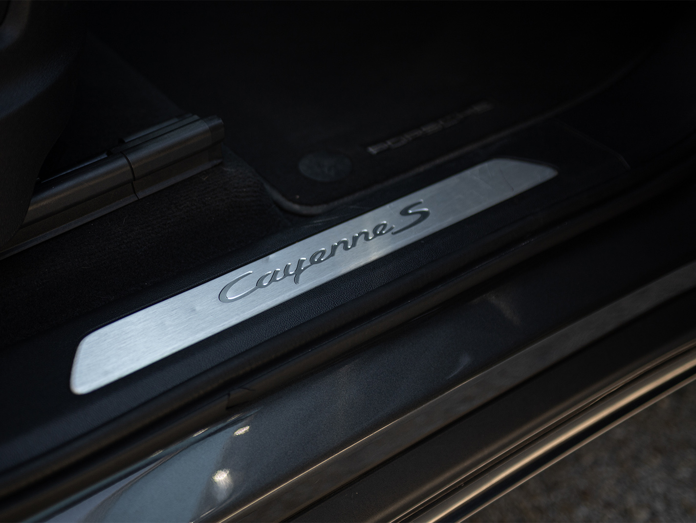 moldura de entrada lado copiloto porsche cayenne coupe interior