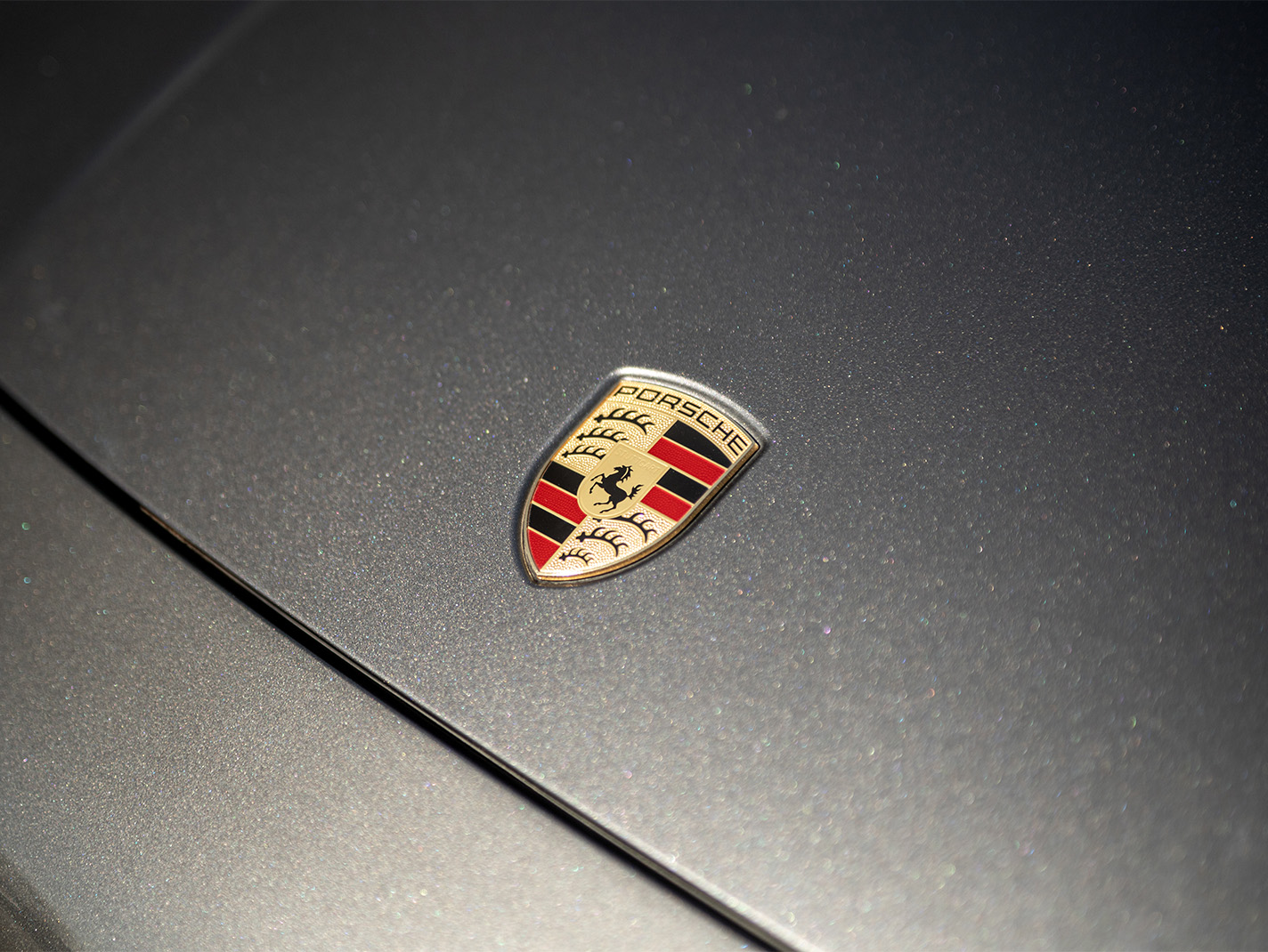 detalle logo porsche en carroceria cayenne coupe