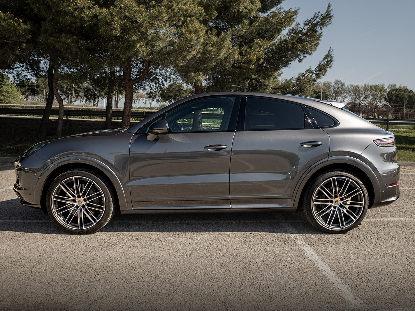 perfil lateral porsche cayenne coupe gris antracita
