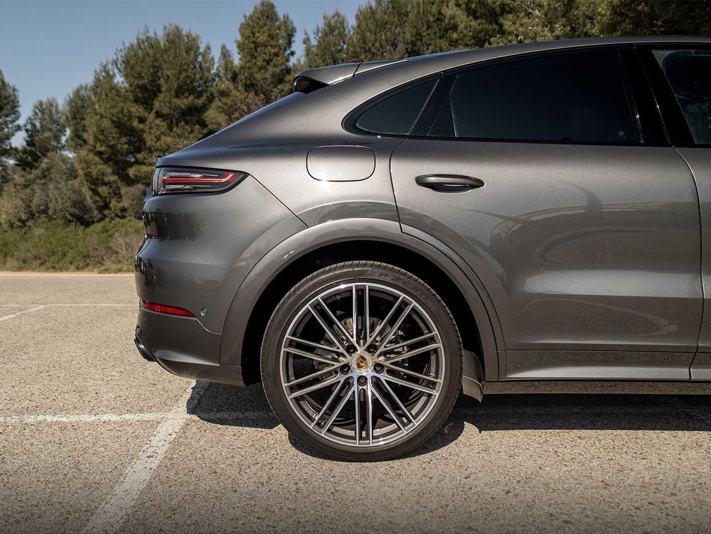 porsche cayenne coupe perfil trasero vista lateral