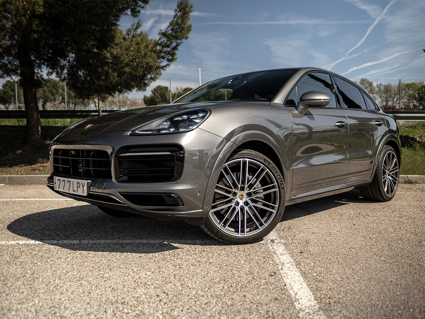 porsche cayenne coupe gris antracita posado con angulo bajo