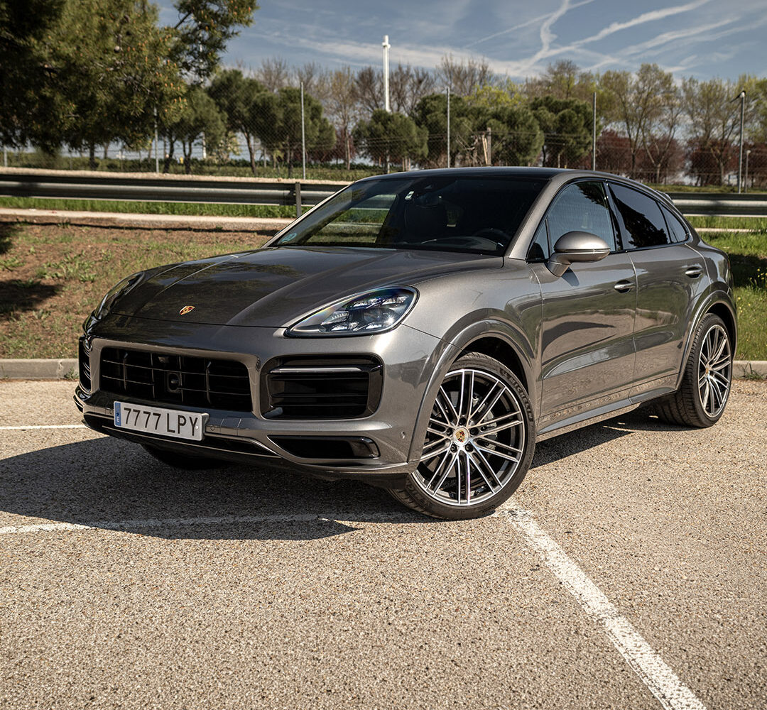 porsche cayenne coupe gris antracita aparcado en exterior vista 3/4 delantera con luz natural en madrid