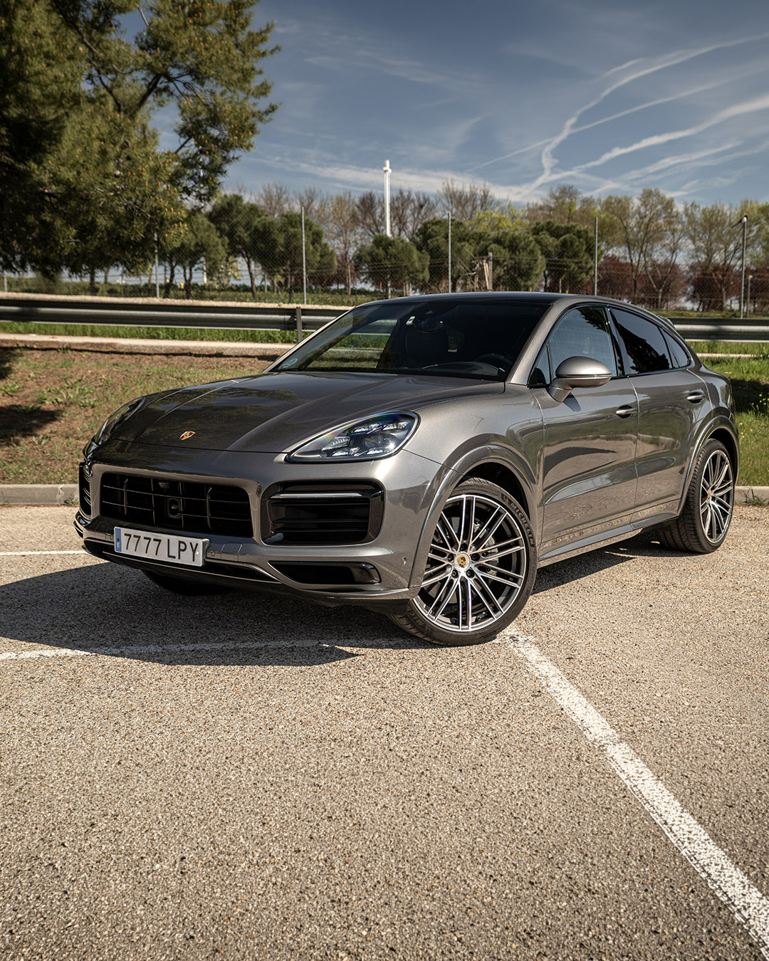 porsche cayenne coupe gris antracita aparcado en exterior vista 3/4 delantera con luz natural en madrid