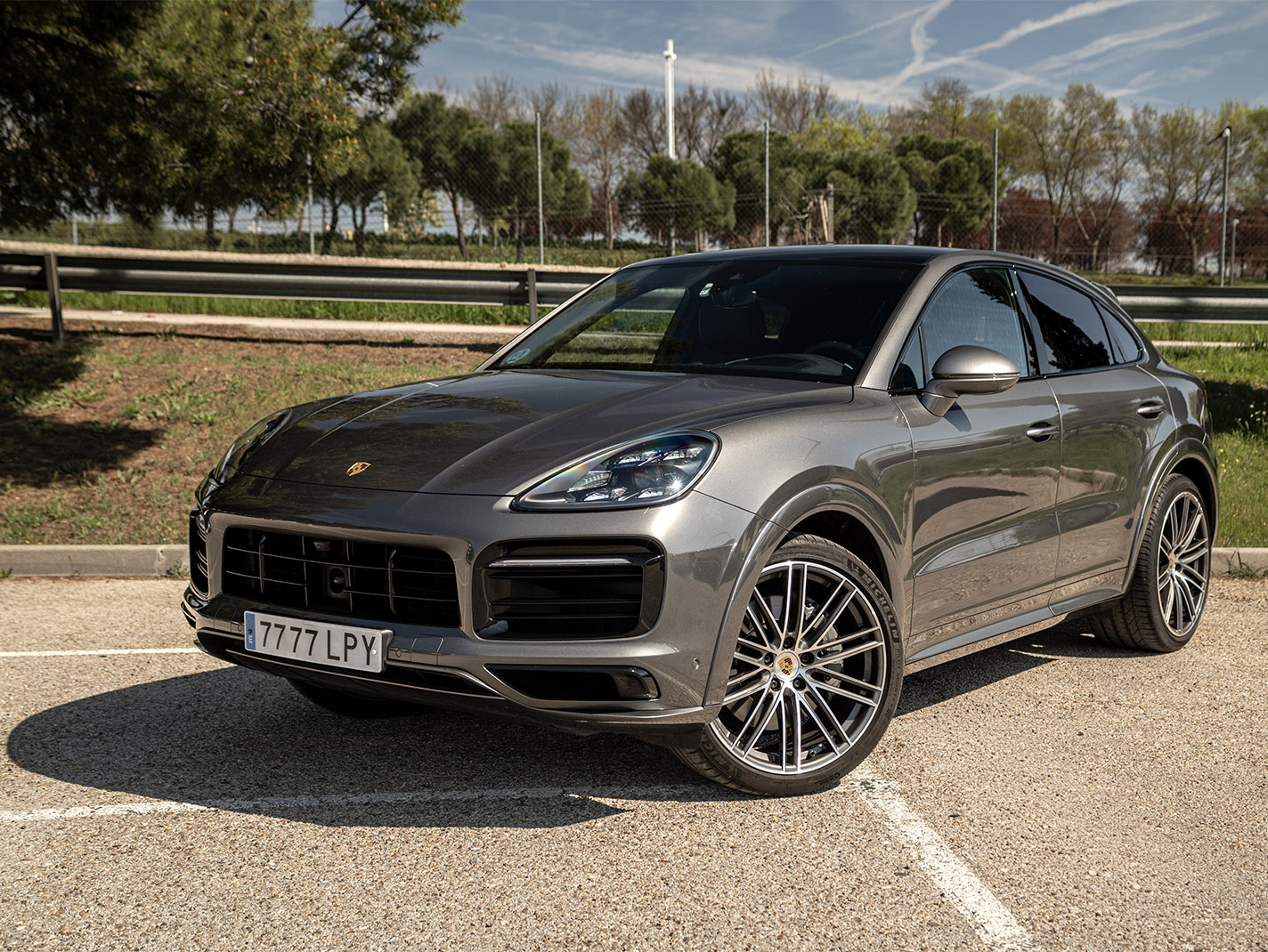 fotografía porsche cayenne en madrid gris antracita posado en exterior
