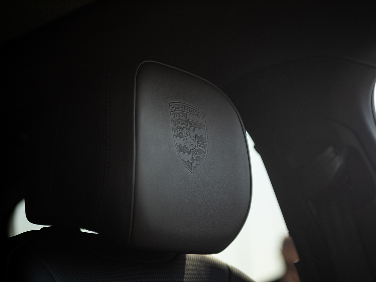 detalle logo porsche grabado en cabecero de asientos cayenne coupe