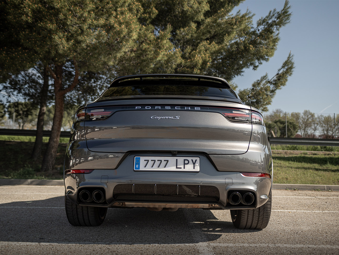 vista trasera baja porsche cayenne coupe