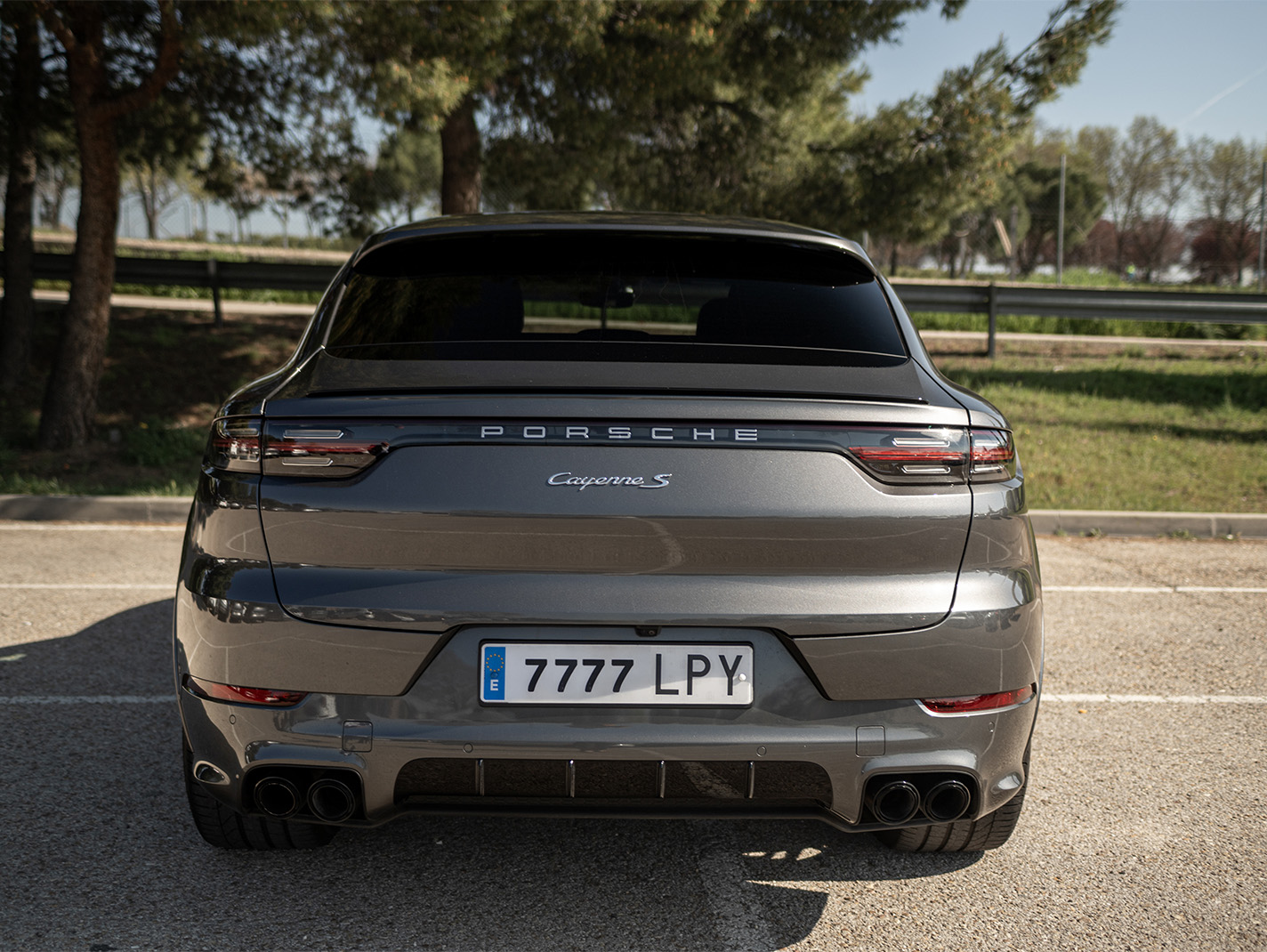 parte trasera porsche cayenne coupe gris antracita