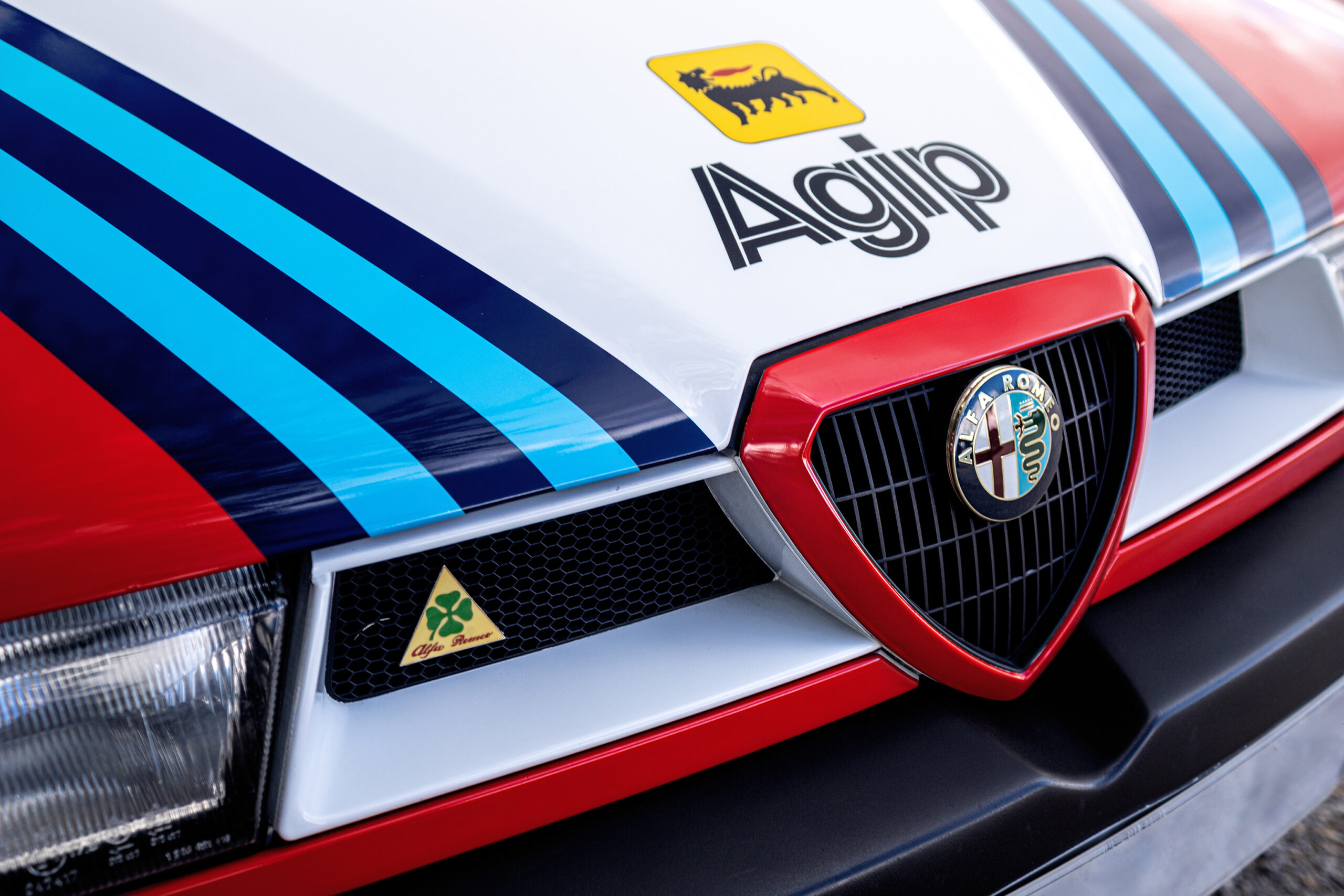 Alfa Romeo 155 Q4 Quadrifoglio dorado parrilla delantera