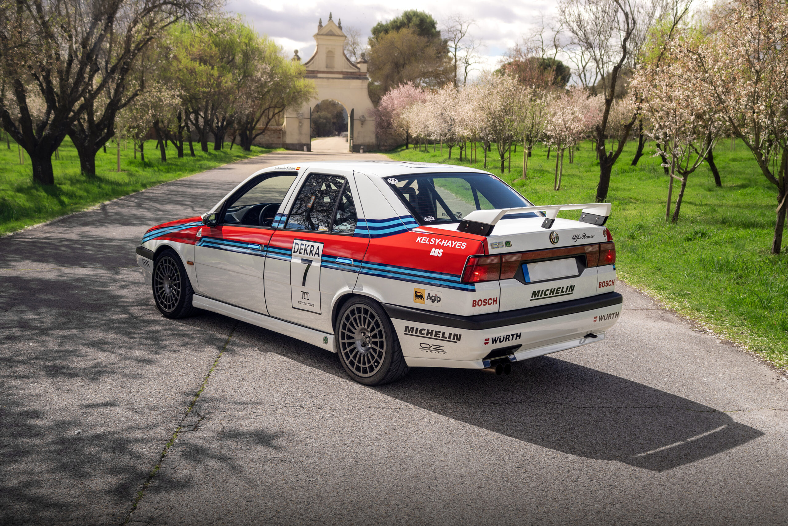 Alfa Romeo 155 Q4 tres cuartos trasera almendros flor