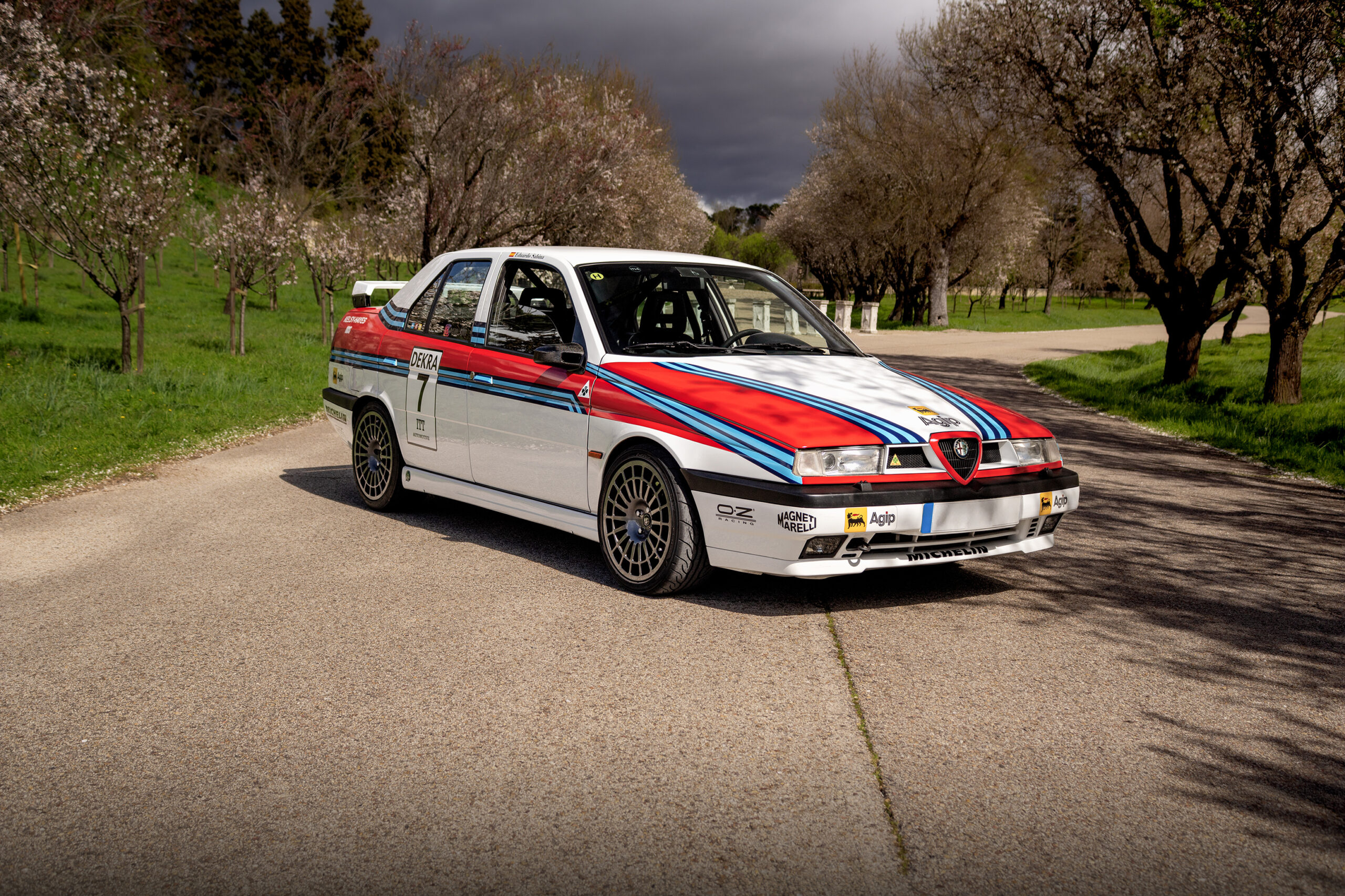 Alfa Romeo 155 Q4 tres cuartos delantera almendros primavera
