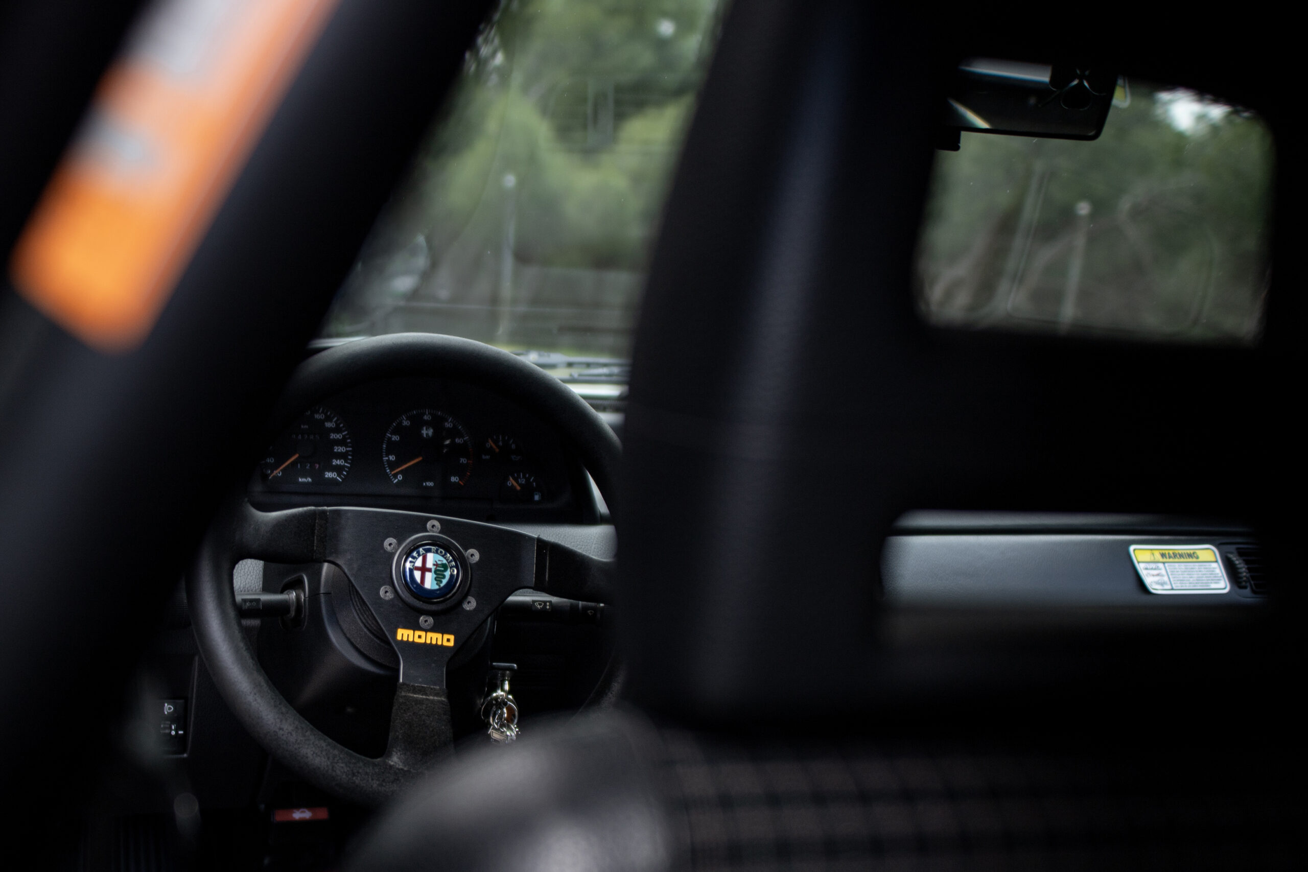 Alfa Romeo 155 Q4 volante Momo barras antivuelco interior
