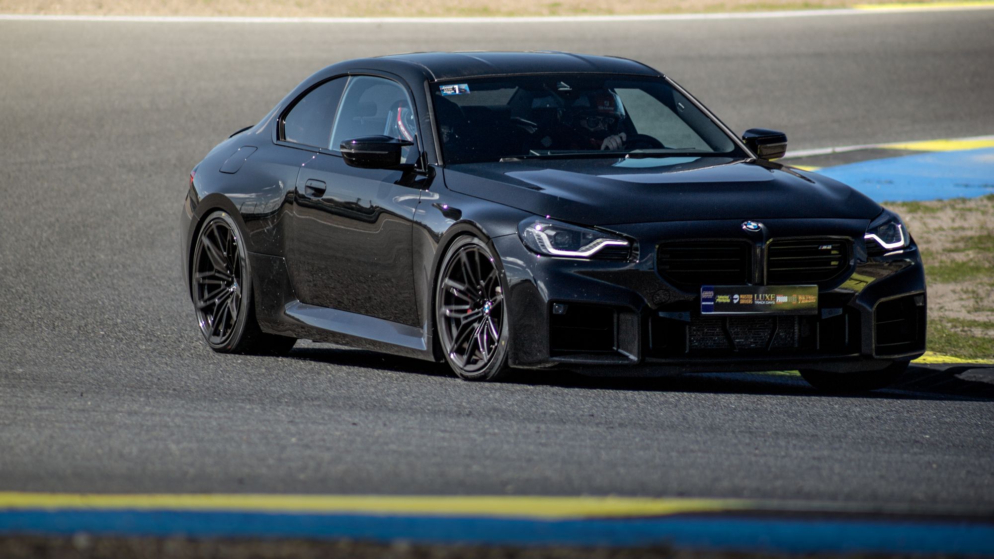 fotografia-tandas-circuito-jarama-bmw-m2-negro-curva-entrada