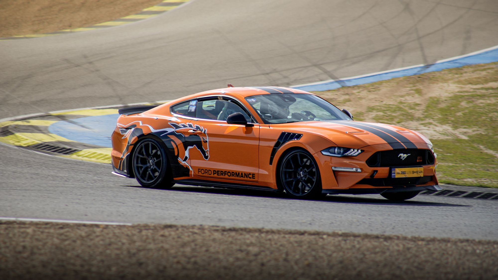 fotografia-tandas-circuito-jarama-ford-mustang-naranja-performance-curva-chicane