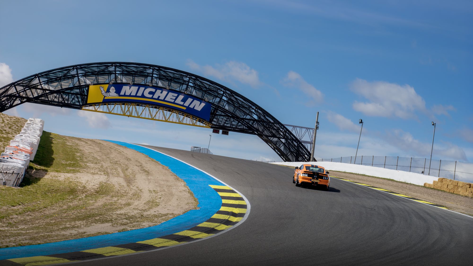 fotografia-tandas-circuito-jarama-ford-mustang-naranja-performance-puente-michelin