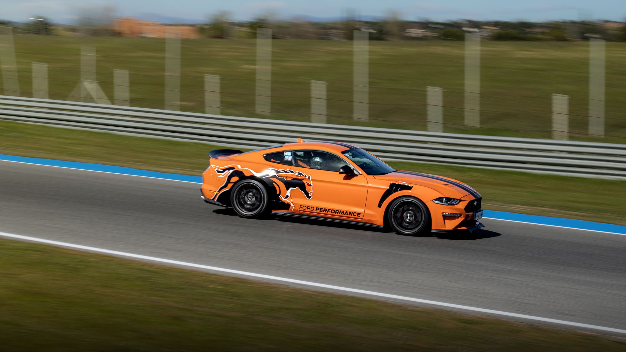 fotografia-tandas-circuito-jarama-ford-mustang-naranja-performance-recta