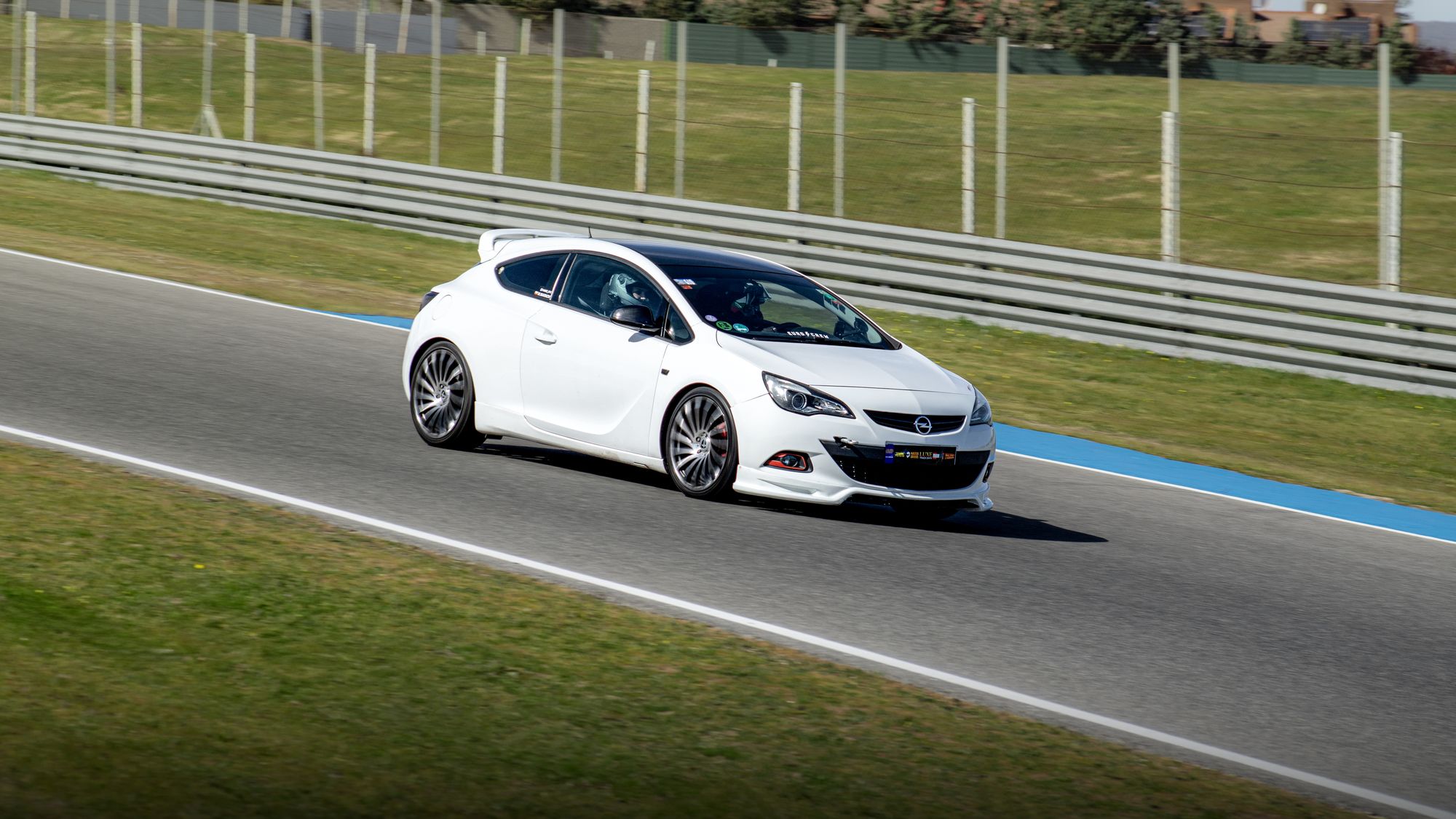 fotografia-tandas-circuito-jarama-opel-astra-opc-blanco-bugatti