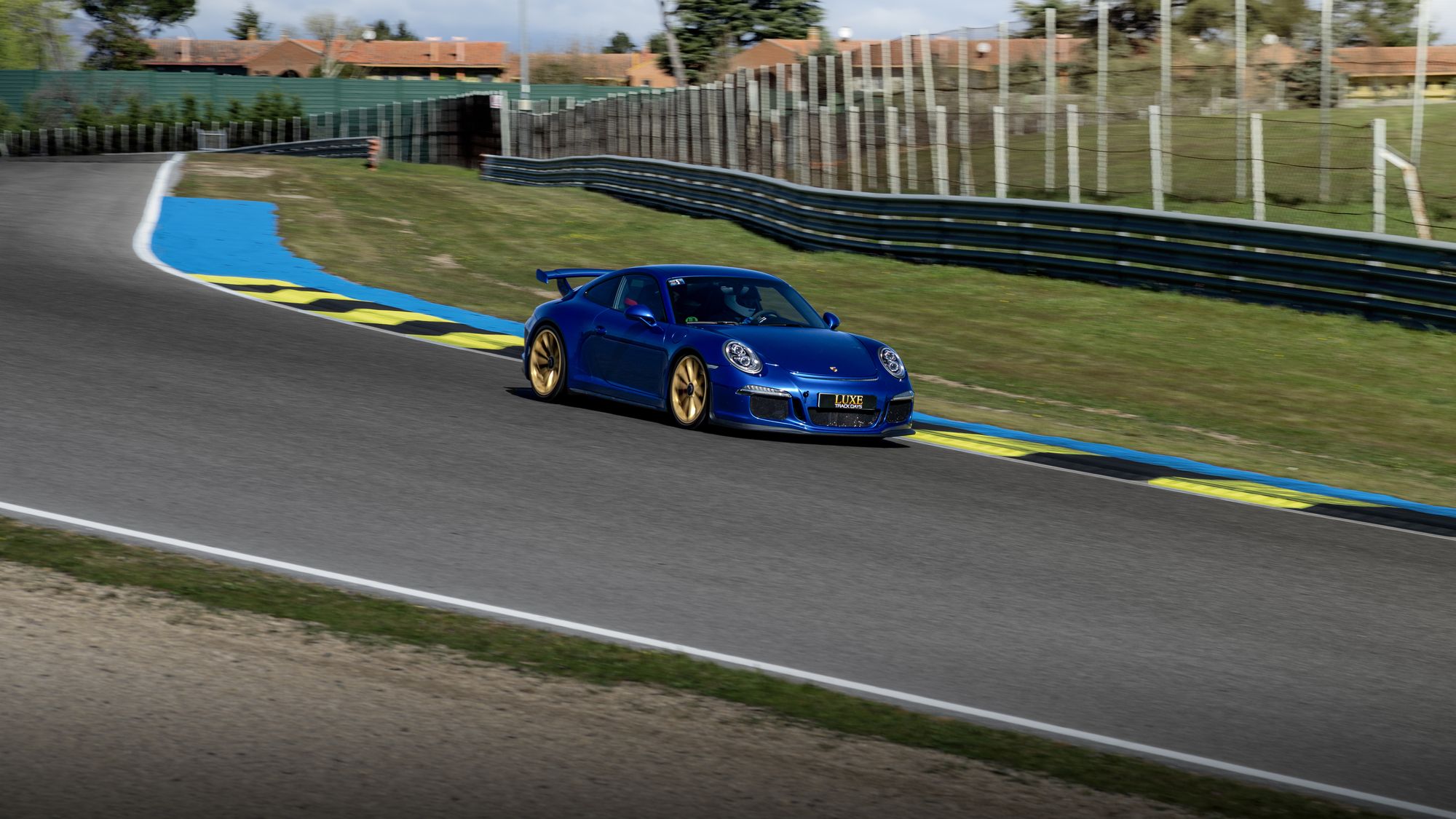 fotografia-tandas-circuito-jarama-porsche-911-gt3-azul-llantas-doradas-curva